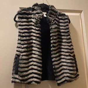 Chico’s Women’s Faux Fur Gray & Black Cropped Vest 🖤